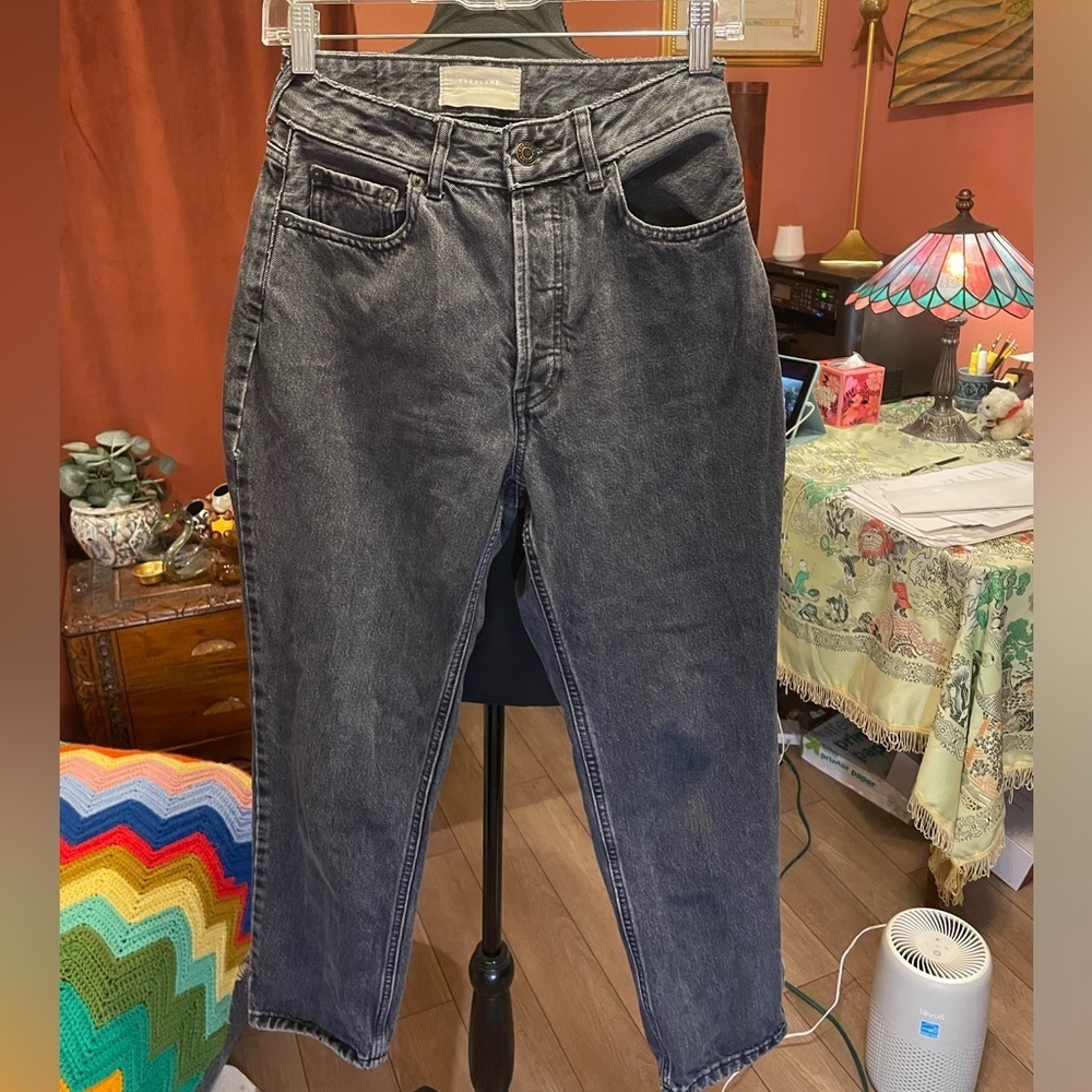 Everlane The Curvy 90’s Cheeky Straight Jean in dark grey color Size 27 crop